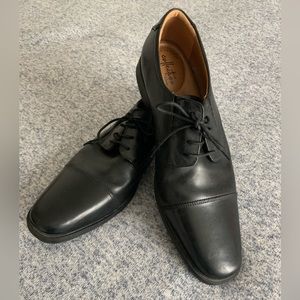 Clarks classic black toe cap leather dress shoes, men size 12